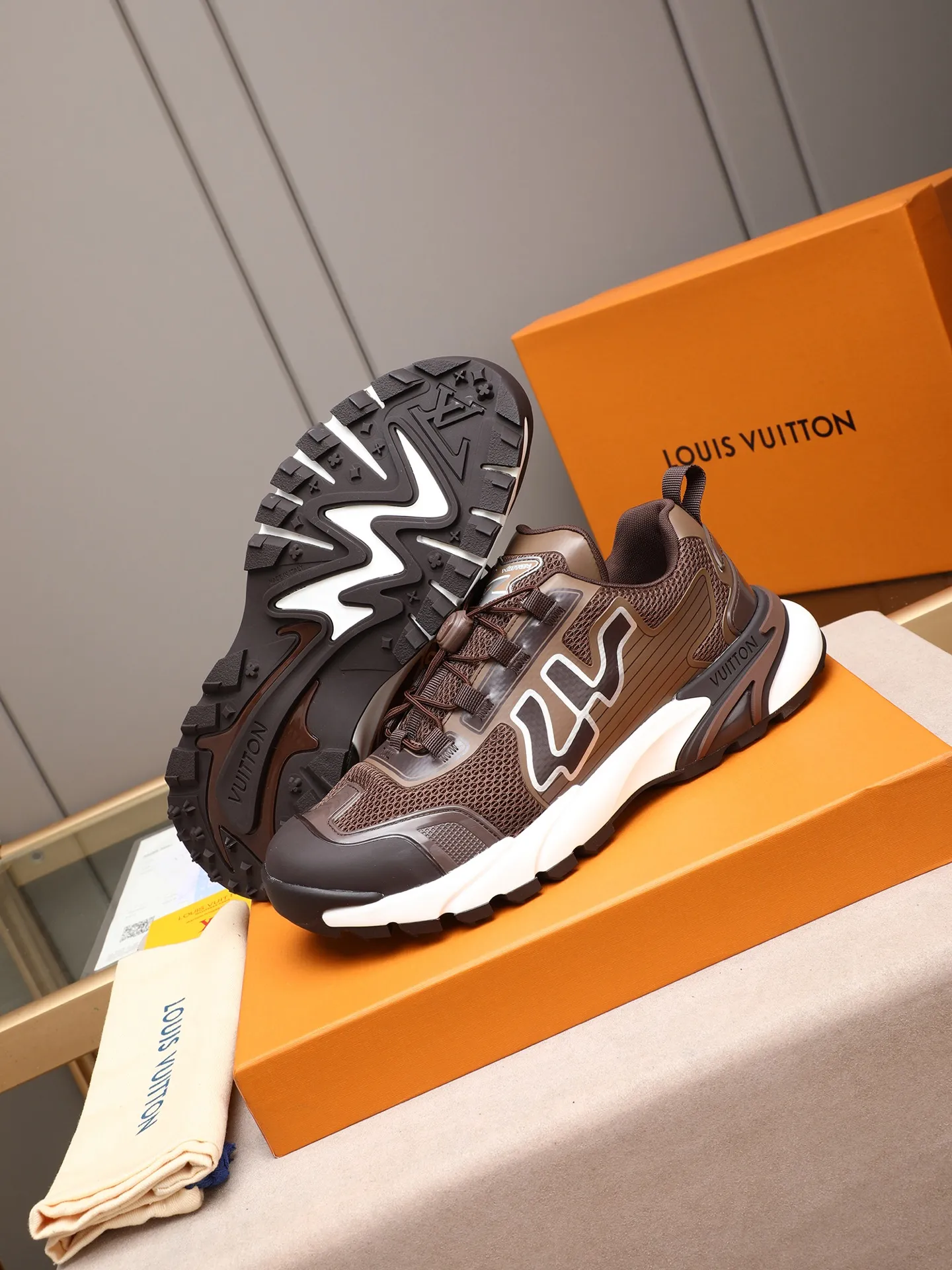 Men's Men's Shoes 💰640 LV Louis Vuitton L Jialu Brand Runner Tatic Series Thick-soled Casual Sports Shoes Running Shoes This LV Runner Tatic sports shoe combines technical materials such as mesh fabric and ribbons to interpret the inspiration of traditional mountaineering shoes. LV letters are written on one side, the lariat buckle of the quick lacing system is embellished with Monogram flowers and Louis Vuitton logos, and the light and wear-resistant rubber outsole completes the whole package. The delivery counter is beautifully packaged🛍📦 ▪️Fabrics: Original imported custom technical fabric + mesh ▪️Inner lining: Original custom-made breathable mesh ▪️Sole: Original open-molded anti-slip rubber combination material ▪️Sole thickness: 4CM ▪️Size: Men's size 38-44, (45 must be customized)